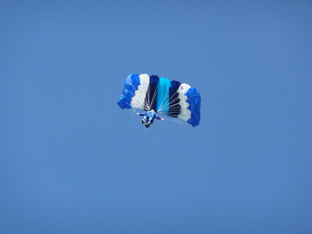 Großer Fallschirm in verschiedenen Blautönen