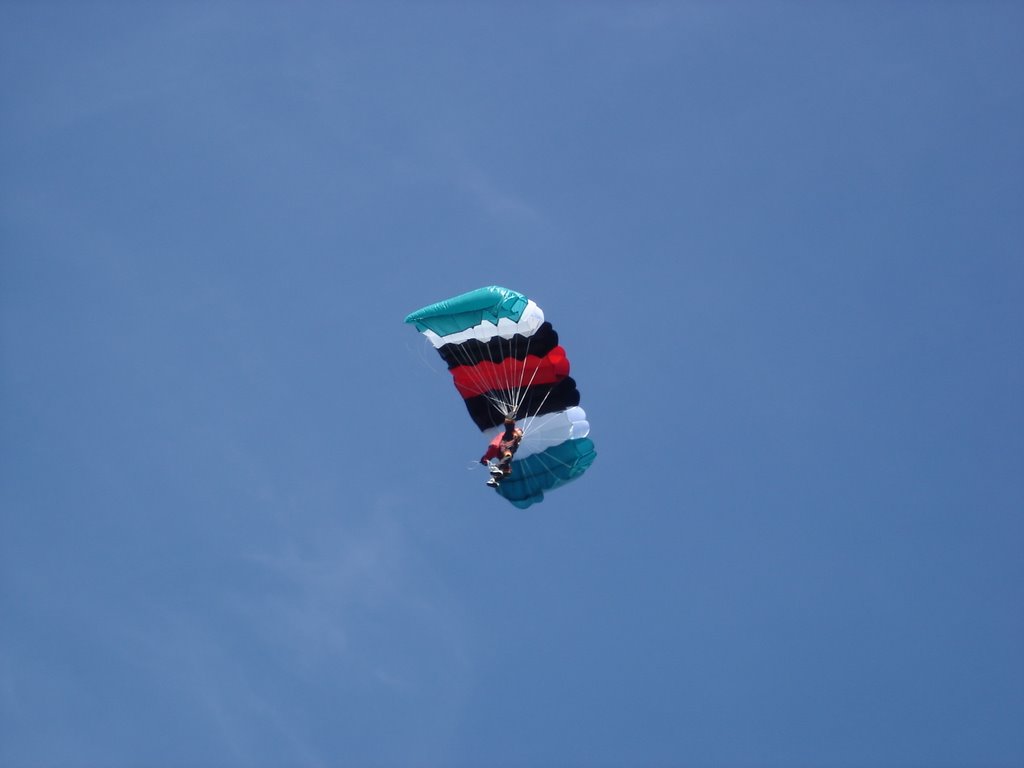 Kleiner Fallschirm in grün, weiß, schwarz und rot