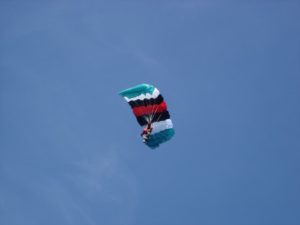Fallschirmspringer fliegend von unten fotografiert